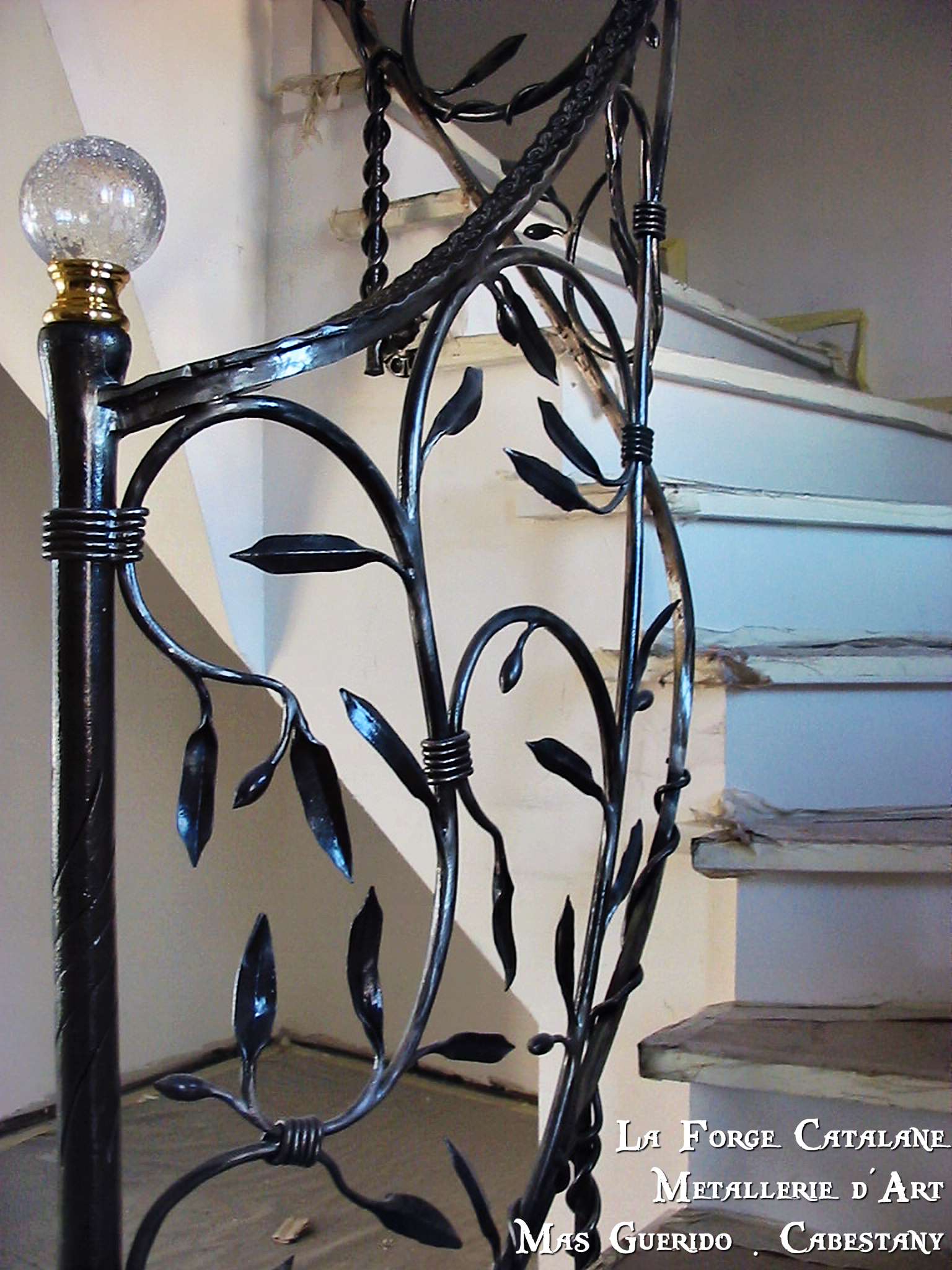 detail poteau avec boule liens vegetal feuilles et olive forge catalane 5.jpg